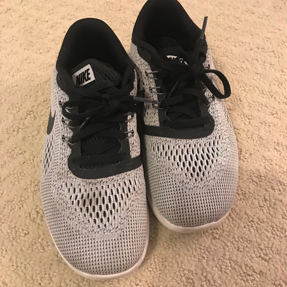 Kids Grey nike tennis shoes